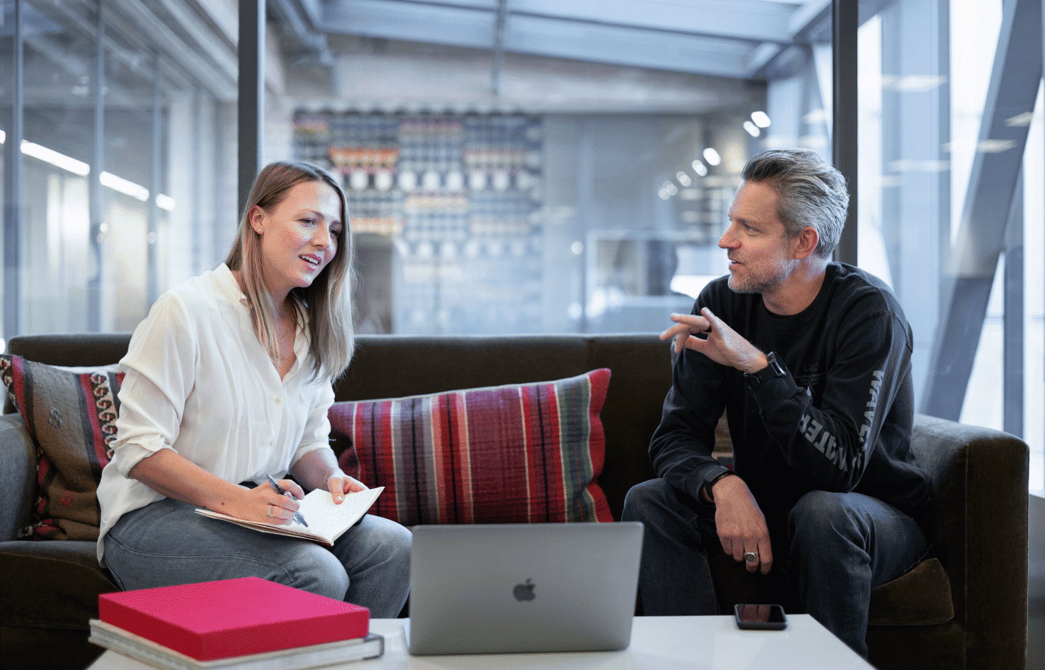 Two colleagues using a MacBook in a 1:1