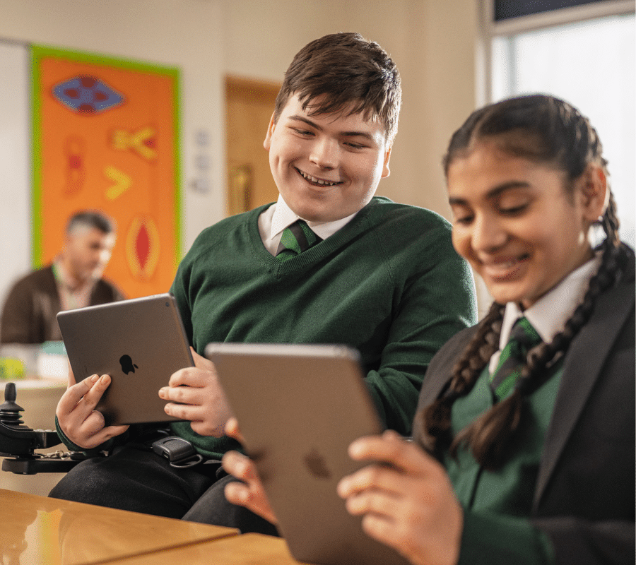 Students learning with iPad