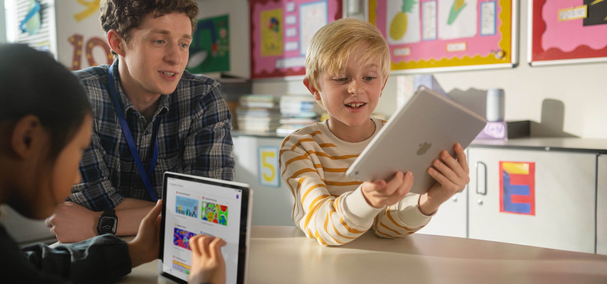 Apple Regional Training Centres Teacher supporting students with iPad